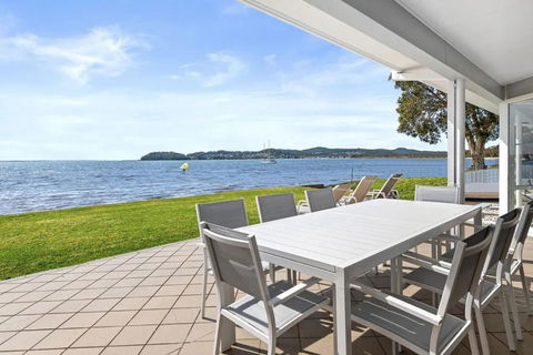 Waterfront Wonderland 41 Foreshore Dr Stunning House With A Lift Linen Wi Fi And Ducted Air Conditioning - eAccommodation 2