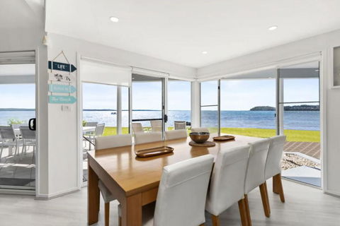 Waterfront Wonderland 41 Foreshore Dr Stunning House With A Lift Linen Wi Fi And Ducted Air Conditioning - eAccommodation 3
