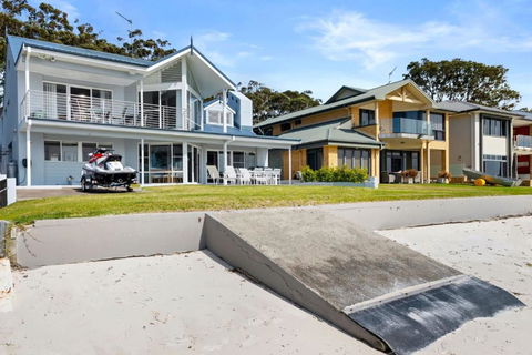 Waterfront Wonderland 41 Foreshore Dr Stunning House With A Lift Linen Wi Fi And Ducted Air Conditioning - eAccommodation 1