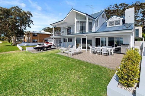 Waterfront Wonderland 41 Foreshore Dr Stunning House With A Lift Linen Wi Fi And Ducted Air Conditioning - eAccommodation 0