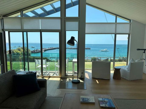 Waters Edge Absolute Beachfront - eAccommodation 0