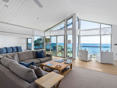 Waters Edge Absolute Beachfront - eAccommodation 3