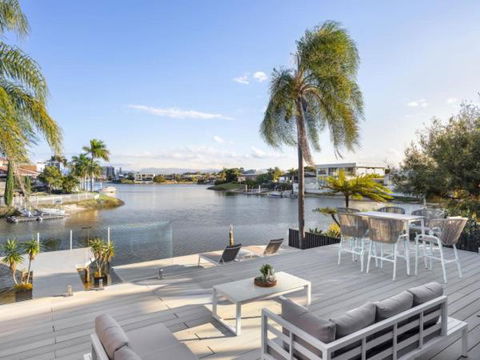 Waterside Lifestyle Luxury 4BR Retreat With Pool - eAccommodation 0