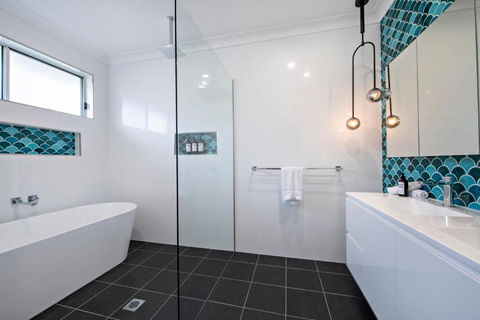 Waterway Retreat - Serene Living, Entertains 8 - eAccommodation 3