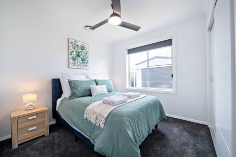 Waterway Retreat - Serene Living, Entertains 8 - eAccommodation 2