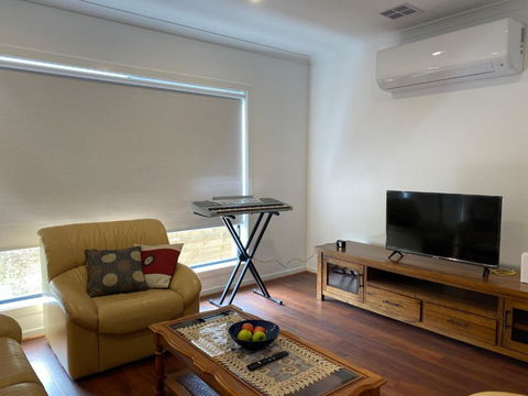 Whole House With 4QB - 44 Aspect - 30 Minutes From Melbourne International Airport - 2 Minutes To Westfield Shopping Center - eAccommodation 3