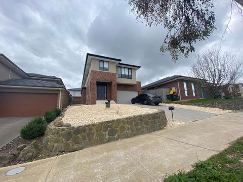 Whole House With 4QB - 44 Aspect - 30 Minutes From Melbourne International Airport - 2 Minutes To Westfield Shopping Center - eAccommodation 0