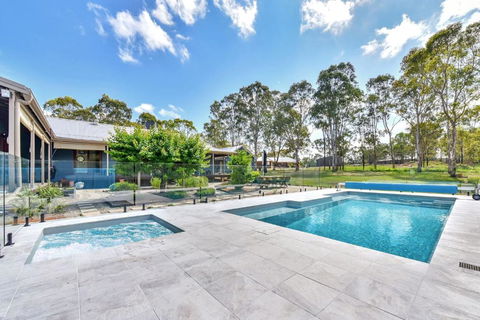 Wine, Dine And Relax - Central To Vineyards And Wedding Venues - eAccommodation 0