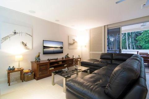 Whispering Palms - Beachfront Port Douglas - eAccommodation 2