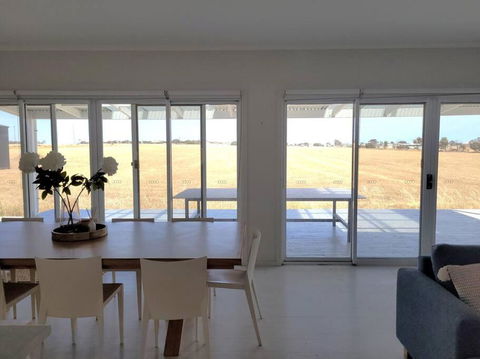 Whispering Winds - eAccommodation 1