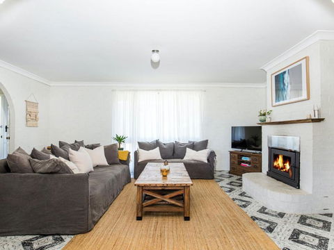 Whitewash I Pet Friendly I 5 Mins Walk To Beach - eAccommodation 1