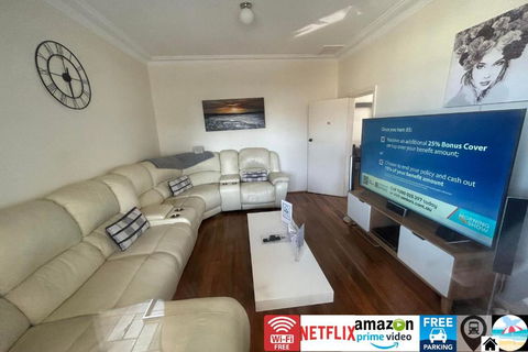 Wollongong Station Holiday House With Wi-Fi,75 Inch TV, Netflix,Parking,Beach - eAccommodation 0