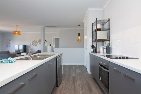 Xanadu - Aldinga Beach - C21 SouthCoast Holidays - eAccommodation 3