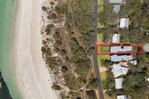 XYZ Holiday Home - eAccommodation 0