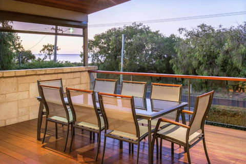 XYZ Holiday Home - eAccommodation 3