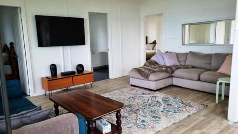 Waterfront Cottage With Wate - eAccommodation 1