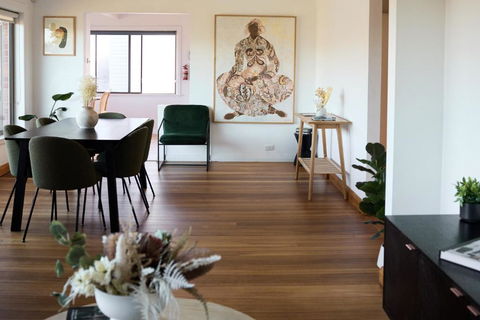 Waterfront Home With Outdoor Spa Bath And Mountain Views - 5 Min Drive To City - eAccommodation 0