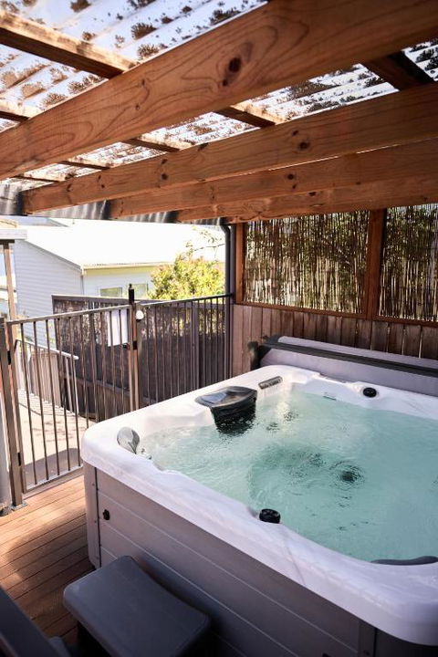 Waterfront Home With Outdoor Spa Bath And Mountain Views - 5 Min Drive To City - eAccommodation 2