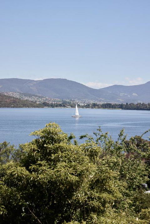 Waterfront Home With Outdoor Spa Bath And Mountain Views - 5 Min Drive To City - eAccommodation 3