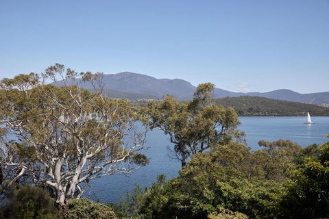 Waterfront Home With Outdoor Spa Bath And Mountain Views - 5 Min Drive To City - eAccommodation 1