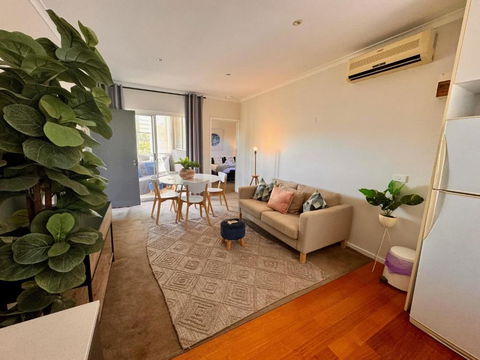 Windsor Prahran Sunny Spacious 1 Bed With Sunroom - eAccommodation 1