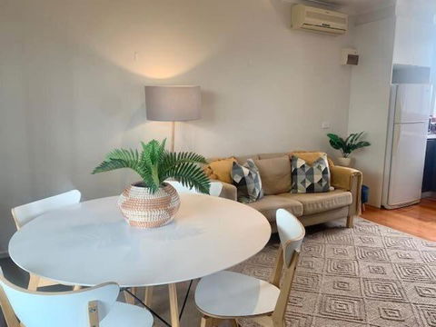 Windsor Prahran Sunny Spacious 1 Bed With Sunroom - eAccommodation 3