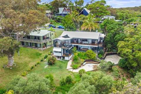 YARABIN - Luxury Home With Ocean Views - eAccommodation 2