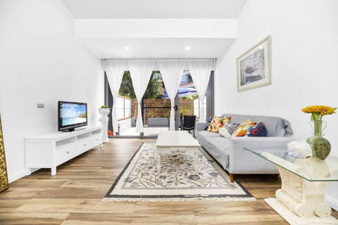 Zetland Gem 2Bed Apt With Pool & Gym Access - eAccommodation 0