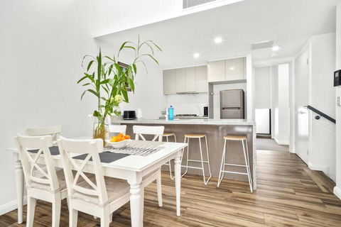 Zetland Gem 2Bed Apt With Pool & Gym Access - eAccommodation 2